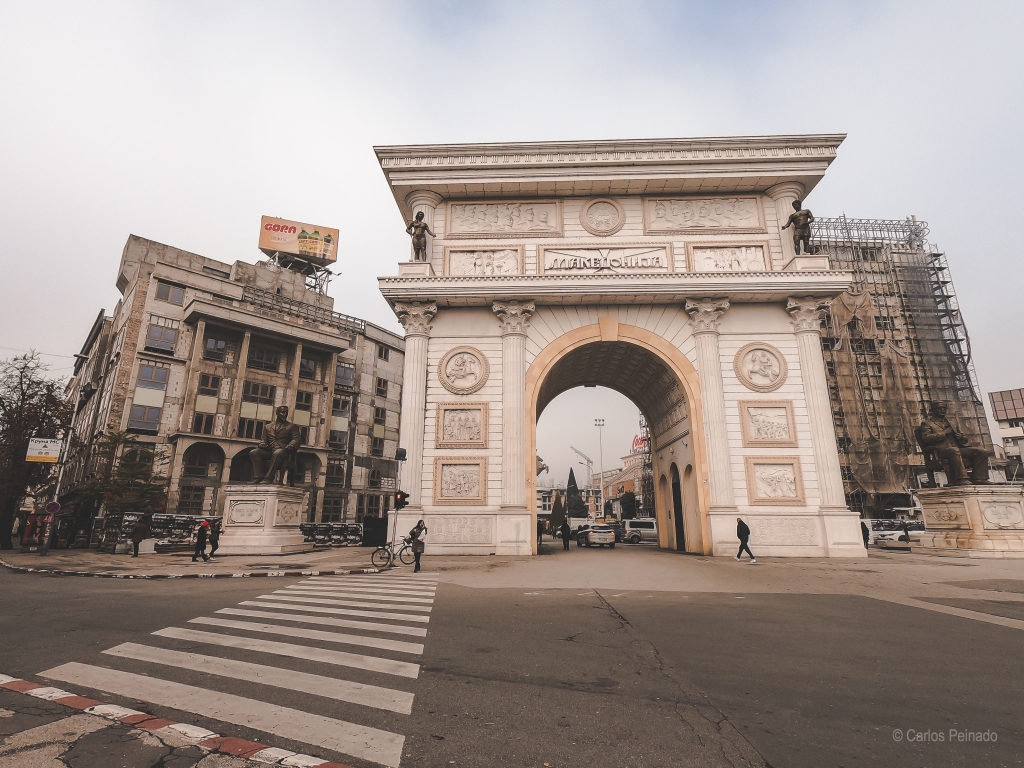La Puerta Macedonia, un arco de triunfo situado en la Plaza Pella en Skopie